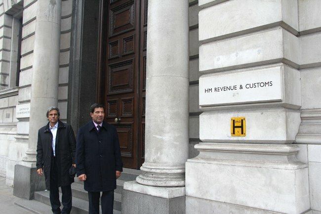 Foto 5 - Ricardo Echegaray y Pablo Aguilera, subdirector General deTécnico Legal Impositiva de la DGI en la sede de la HMRC (Her Majesty's Revenue and Customs)