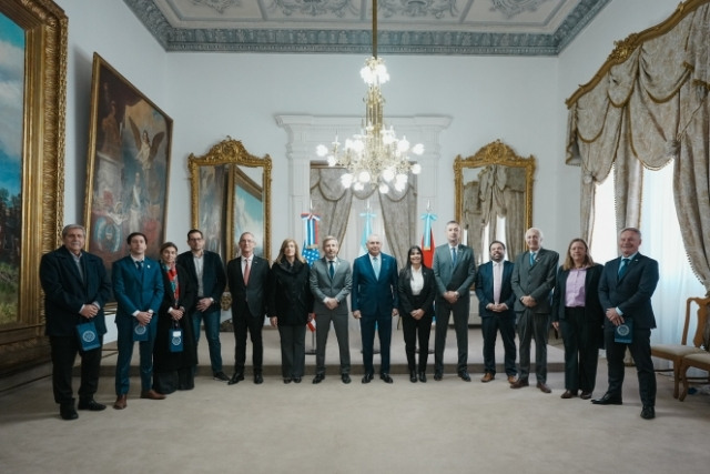 Marc Stanley posó con Rogelio Frigerio, Alicia Aluani y Rosario Romero, entre otros